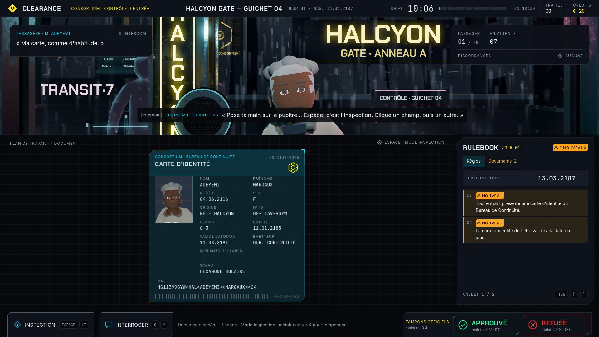 Capture du jeu : le Guichet 04, une passagère aux cheveux blancs derrière la vitre, sa carte d’identité holographique sur le plan de travail et le Rulebook du jour 01.
